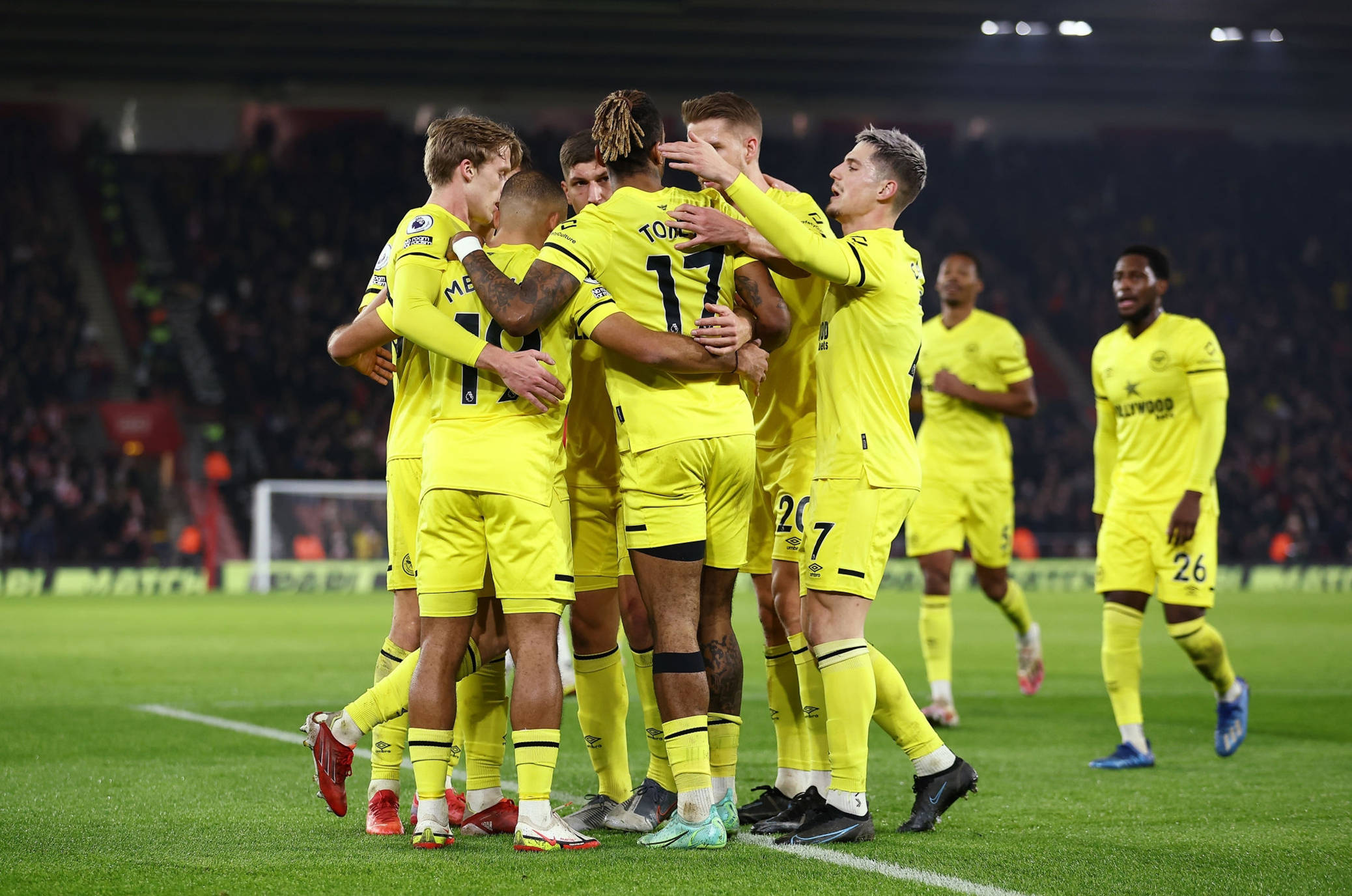 荡气回肠！国际足联晒新月4-3曼城海报：一场载入史册的对决.